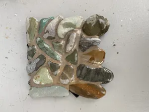 Kamenný poklop na čerpadlo zaspárován jílem.